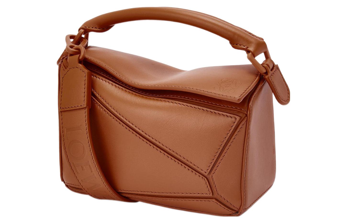 LOEWE Сумка-пазл из сатинированной телячьей кожи Мини женская коричневая наплечная через плечо
LOEWE Сумка-пазл из сатинированной телячьей кожи Мини женская коричневая наплечная через плечо