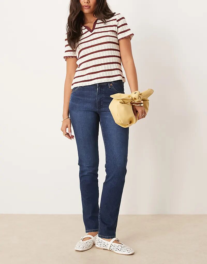 Узкие джинсы Wrangler темно-синего цвета
Узкие джинсы Wrangler темно-синего цвета