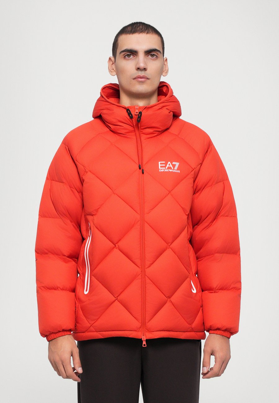Куртка EA7 Emporio Armani MOUNTAIN QUILTED JACKET, Molten Lava/Multi-Coloured
Куртка EA7 Emporio Armani MOUNTAIN QUILTED JACKET, Molten Lava/Multi-Coloured