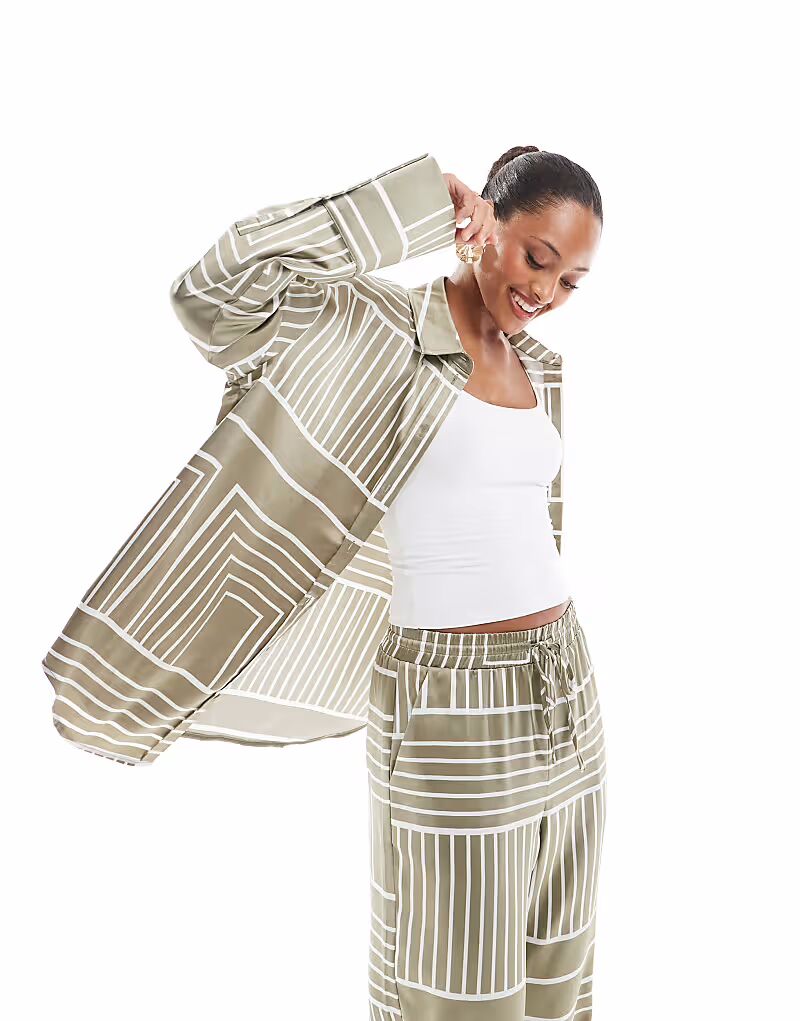 4th & Reckless атласная рубашка с широкими манжетами и пуговицами спереди в стиле коорд с принтом шалфея 
4th & Reckless атласная рубашка с широкими манжетами и пуговицами спереди в стиле коорд с принтом шалфея