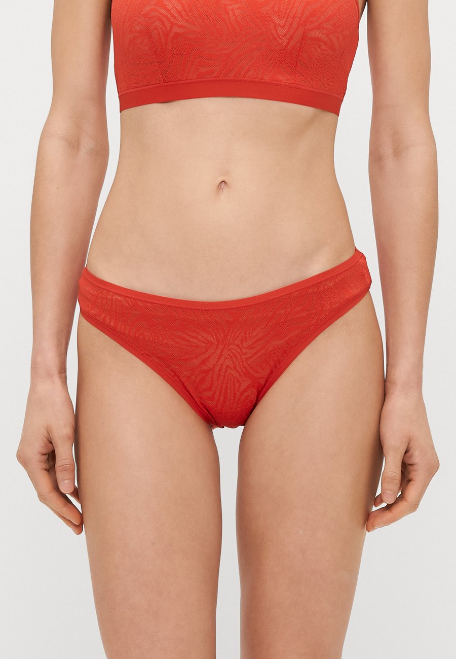 Брифы YITTY Briefs, Leave Him On Red/Red
Брифы YITTY Briefs, Leave Him On Red/Red