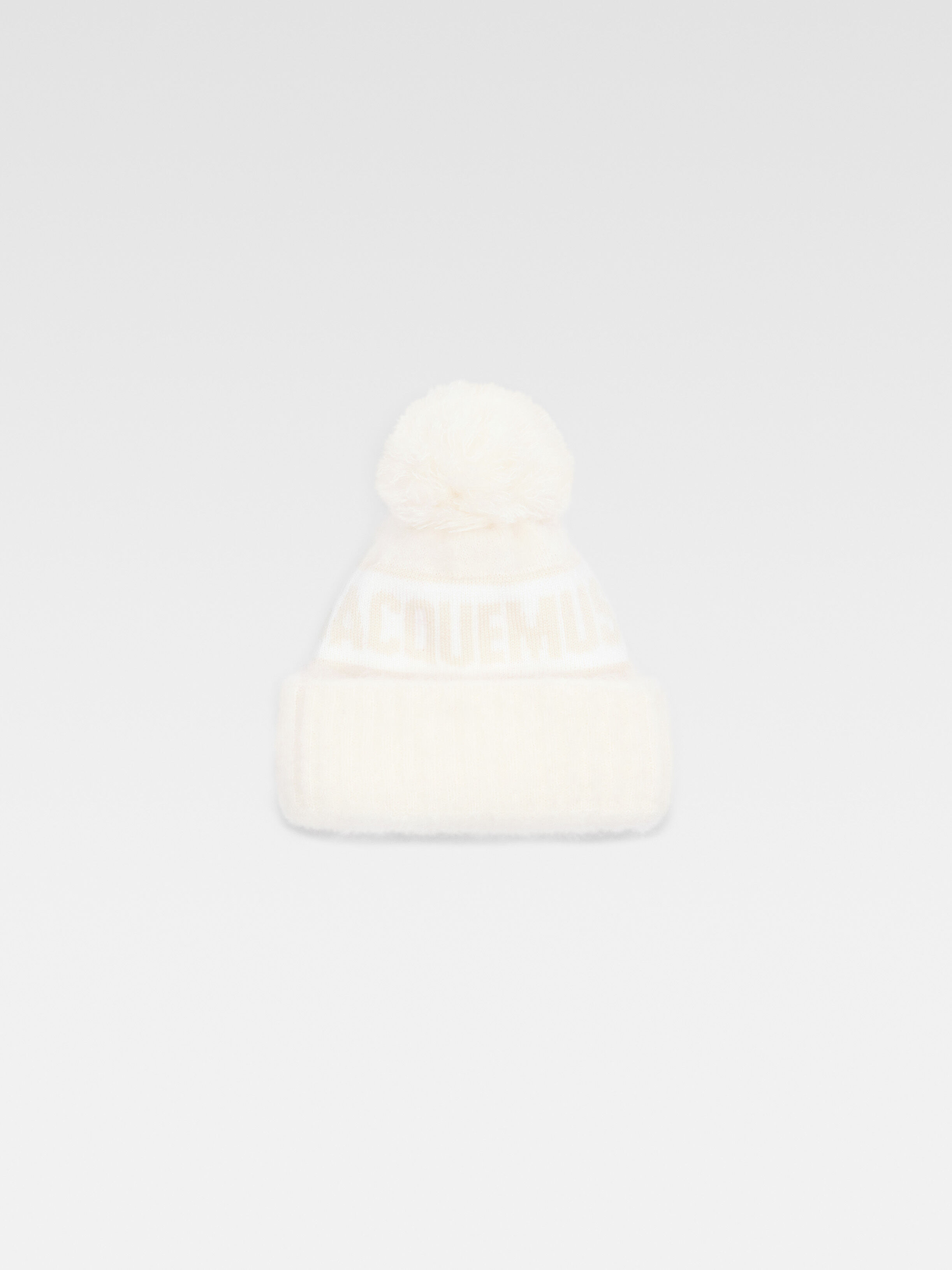 Шапочка из мохера JACQUEMUS The winter beanie, белый 
Шапочка из мохера JACQUEMUS The winter beanie, белый