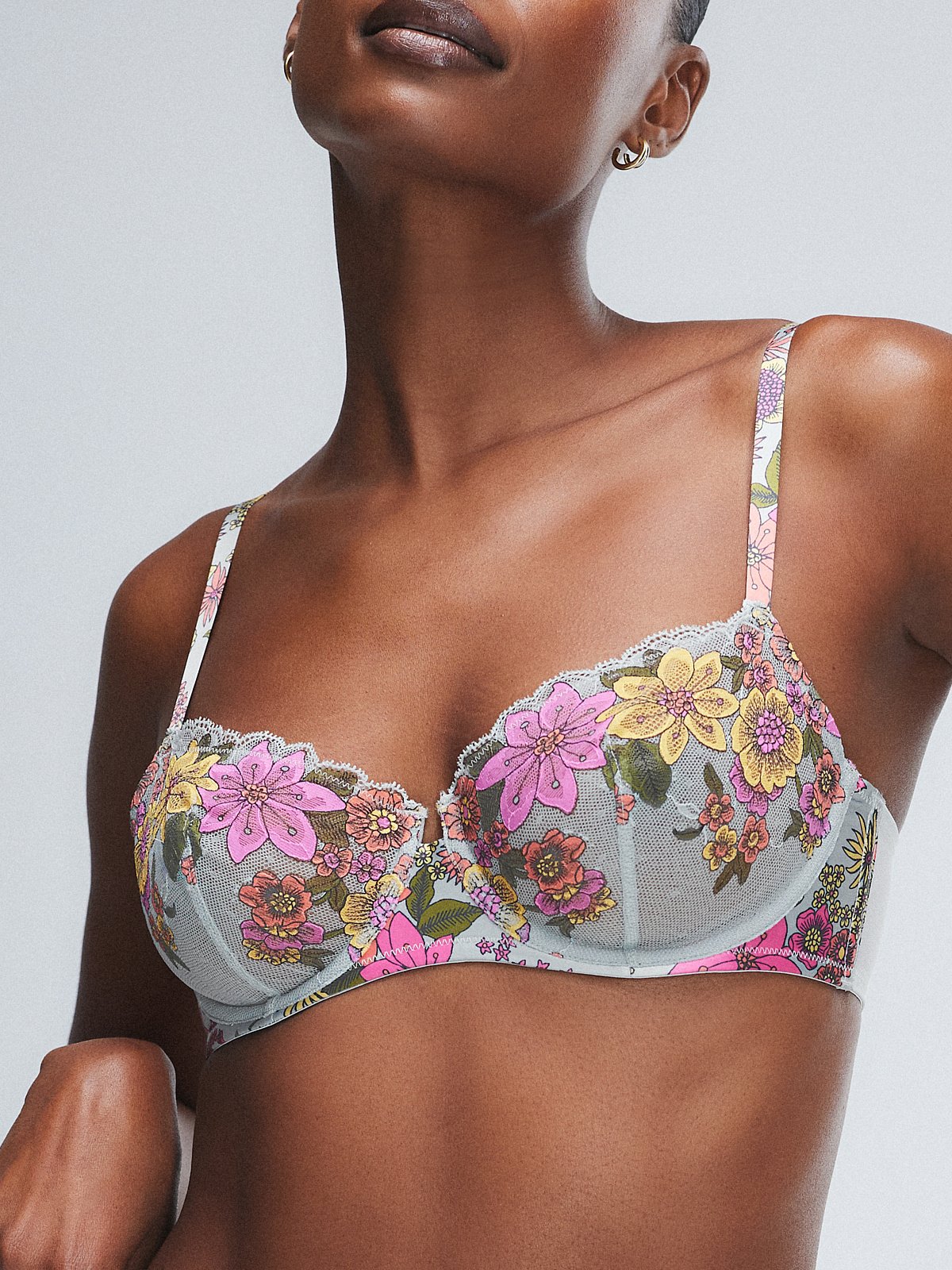 Бюстгальтер балконет Savage X Fenty Mod Poppy Unlined Lace, цвет Morning Grey Floral Lace
Бюстгальтер балконет Savage X Fenty Mod Poppy Unlined Lace, цвет Morning Grey Floral Lace