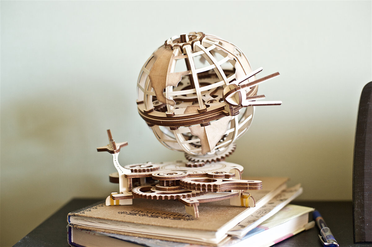 Ugears, механическая модель глобуса для самостоятельной сборки.
Ugears, механическая модель глобуса для самостоятельной сборки.