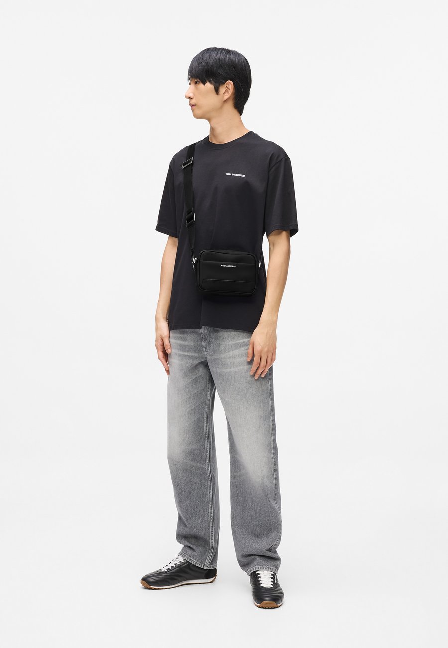 Сумка кросс-боди KARL LAGERFELD ESSENTIAL CAMERA BAG, Black
Сумка кросс-боди KARL LAGERFELD ESSENTIAL CAMERA BAG, Black