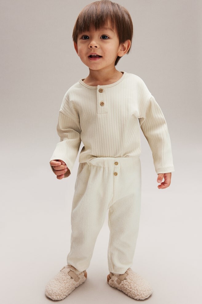 Ребристые велюровые брюки H&M, белый
Ребристые велюровые брюки H&M, белый