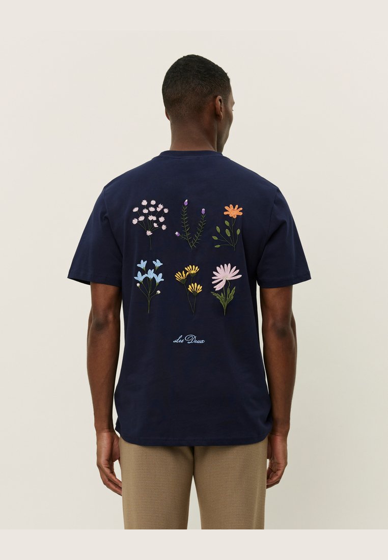 Футболка с принтом WILD FLOWER Les Deux, темно-синий
Футболка с принтом WILD FLOWER Les Deux, темно-синий