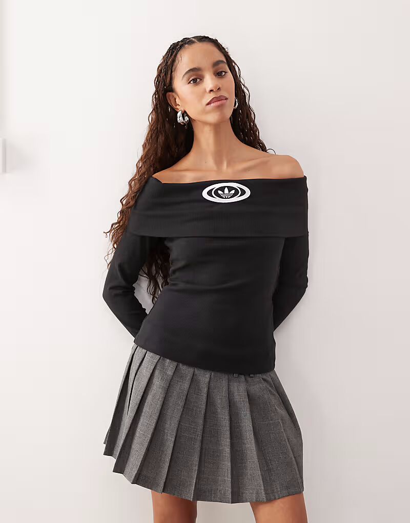 Топ-бандо в стиле 00-х от Adidas Originals черного цвета
Топ-бандо в стиле 00-х от Adidas Originals черного цвета