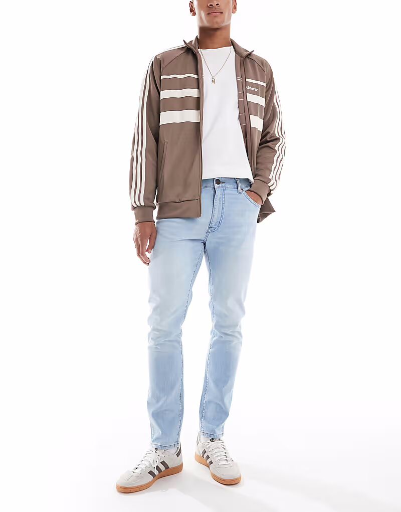 Джинсы Wrangler Larston зауженного кроя светло-голубого цвета
Джинсы Wrangler Larston зауженного кроя светло-голубого цвета