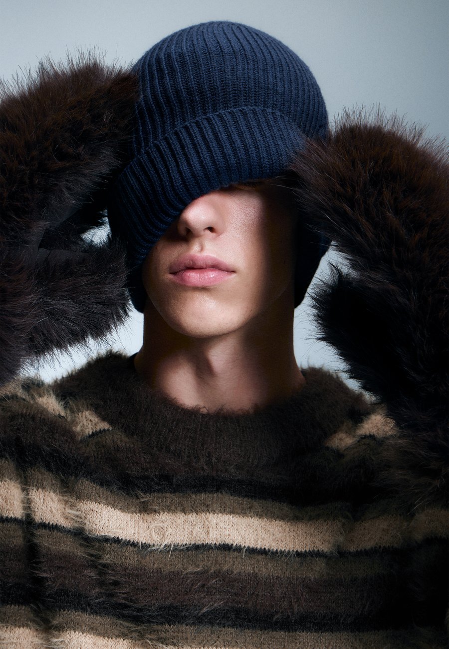 Шапка Weekday FOLD BEANIE UNISEX, Navy/Dark Blue
Шапка Weekday FOLD BEANIE UNISEX, Navy/Dark Blue