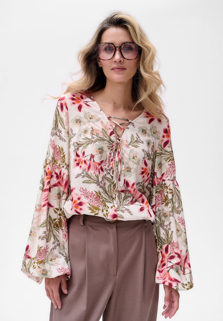 Блуза blue shadow Blouse, Beige/Pink/Beige
Блуза blue shadow Blouse, Beige/Pink/Beige