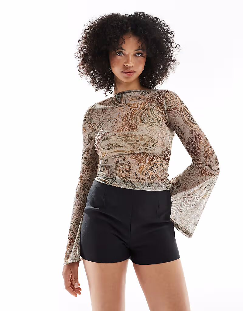 Топ Miss Selfridge с расклешенными рукавами и длинными рукавами в стиле 70-х годов с сетчатым принтом
Топ Miss Selfridge с расклешенными рукавами и длинными рукавами в стиле 70-х годов с сетчатым принтом