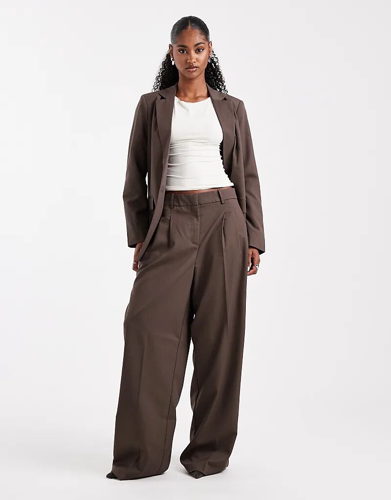 Брюки Vero Moda dad fit, приталенные в шоколадном цвете
Брюки Vero Moda dad fit, приталенные в шоколадном цвете