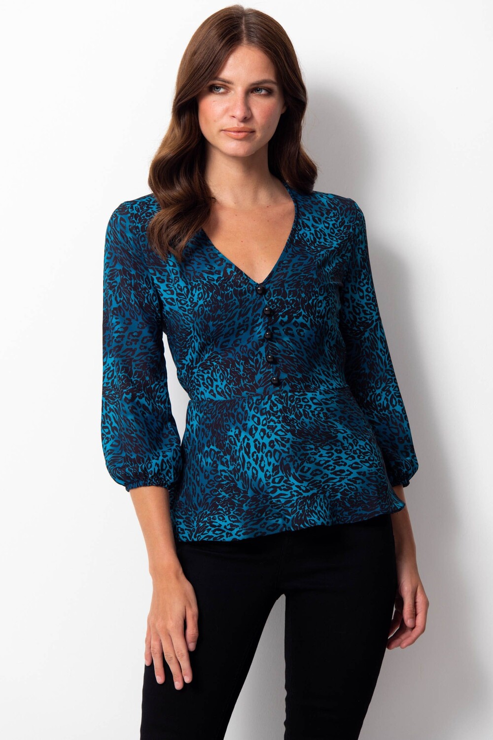 Узорчатая блузка с приталенным верхом и расклешенным низом с анималистическим принтом Sosandar, синий
Узорчатая блузка с приталенным верхом и расклешенным низом с анималистическим принтом Sosandar, синий