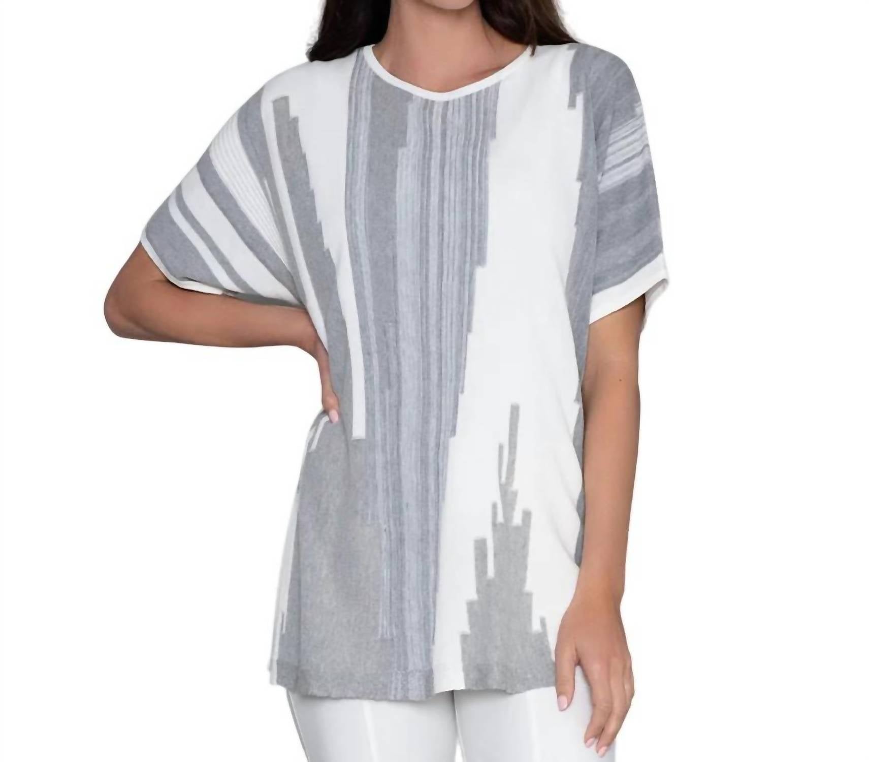 Свитер Instant Chic в средне-сером/мягком белом цвете Stella Carakasi 
Свитер Instant Chic в средне-сером/мягком белом цвете Stella Carakasi