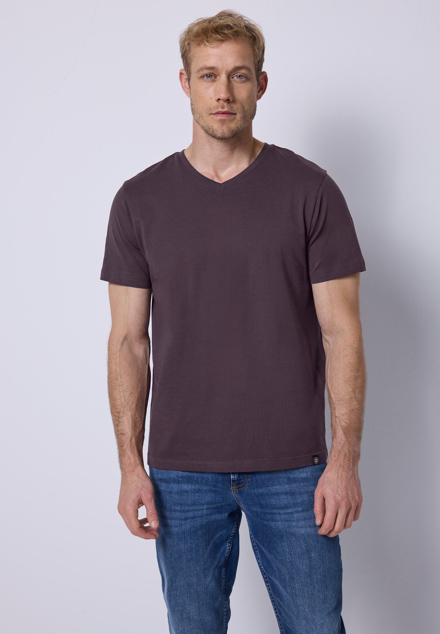 Футболка Street One MEN V-NECK, Rot/Dark Purple, Фиолетовый, Футболка Street One MEN V-NECK, Rot/Dark Purple
Футболка Street One MEN V-NECK, Rot/Dark Purple, Фиолетовый, Футболка Street One MEN V-NECK, Rot/Dark Purple
