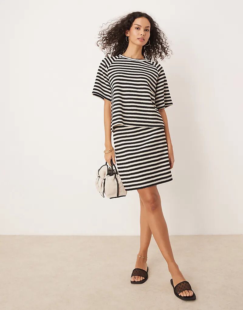 Вязаная мини-юбка Vila в черно-белом цвете 
Вязаная мини-юбка Vila в черно-белом цвете