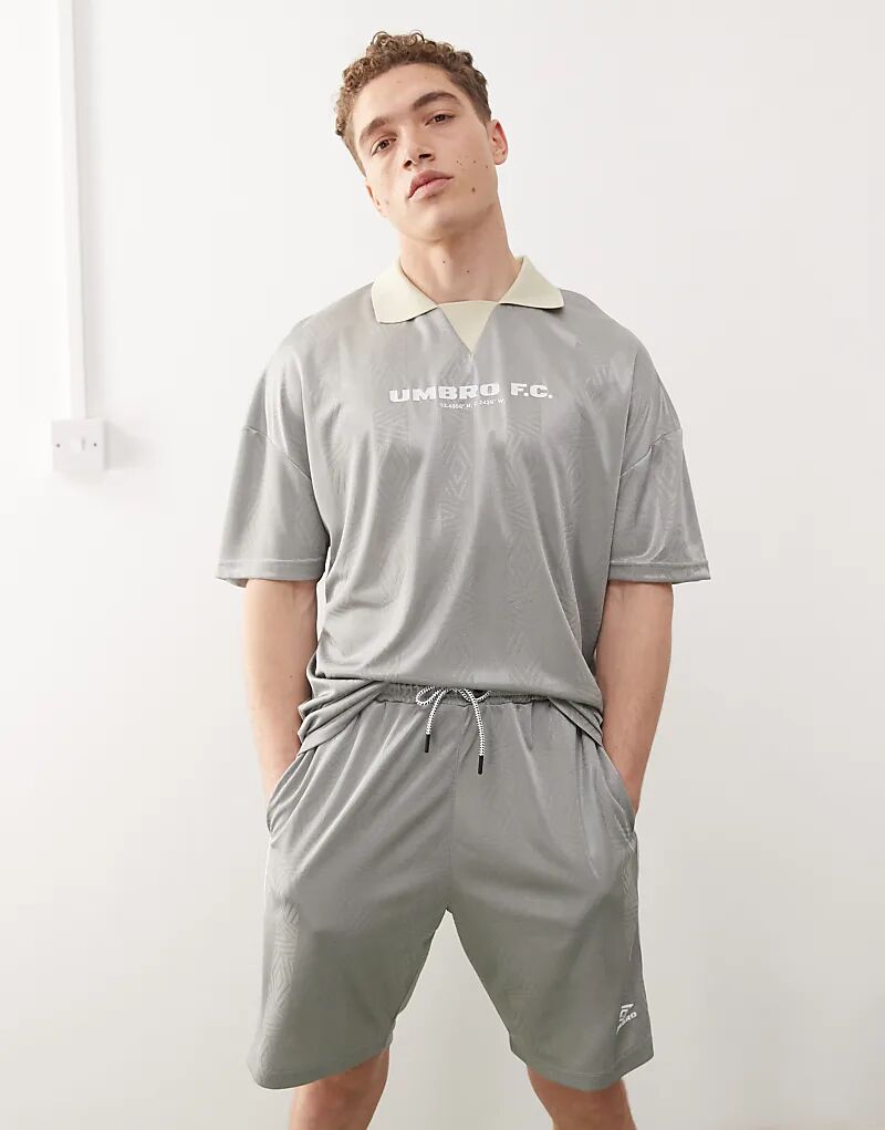 Футболка Umbro, серебристая
Футболка Umbro, серебристая