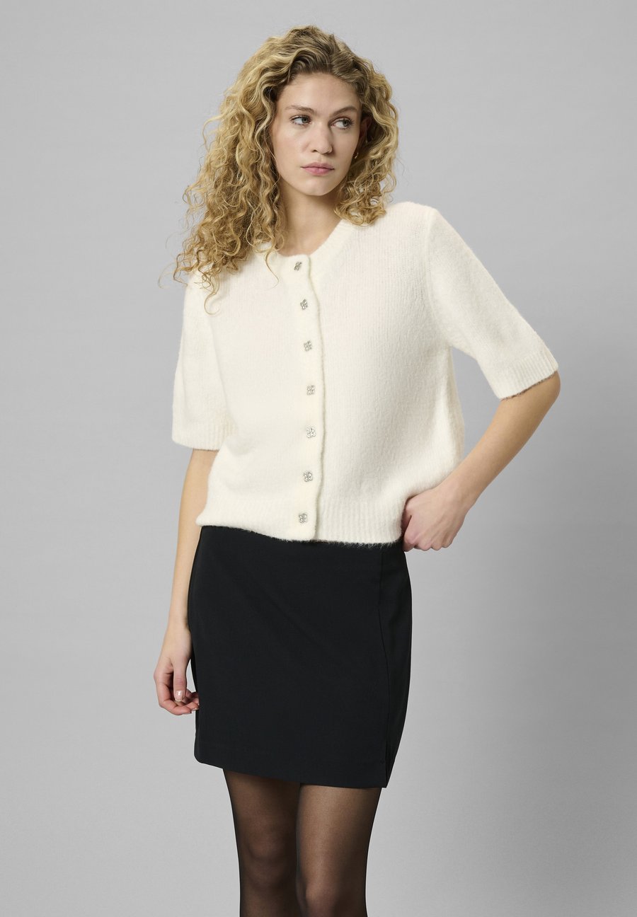 Кардиган My Essential Wardrobe ELLIEMW KNIT CARDIGAN SS, Snow White/White
Кардиган My Essential Wardrobe ELLIEMW KNIT CARDIGAN SS, Snow White/White