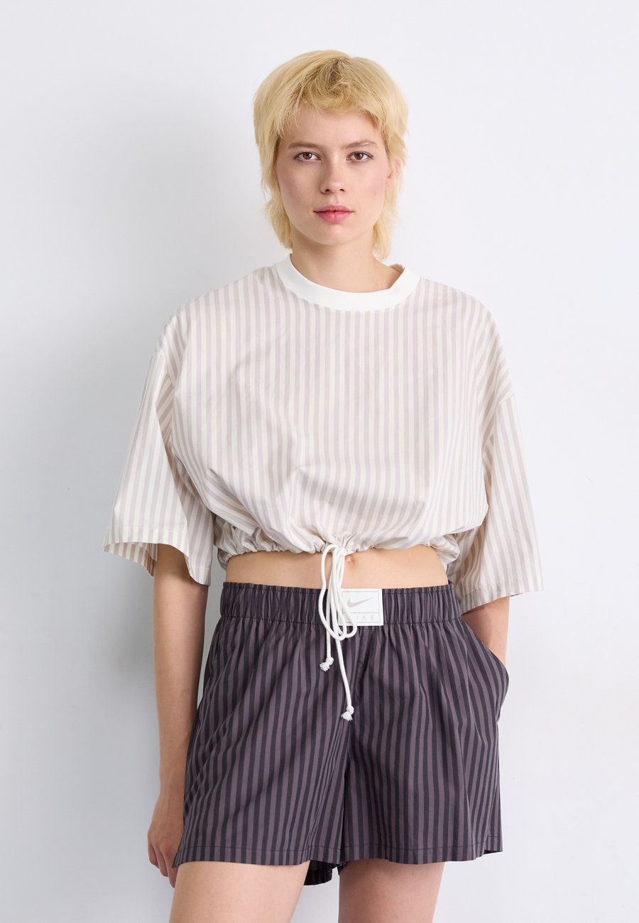 Блуза Nike Sportswear STRIPE BOXY, College Grey/Sail/Black/Grey
Блуза Nike Sportswear STRIPE BOXY, College Grey/Sail/Black/Grey