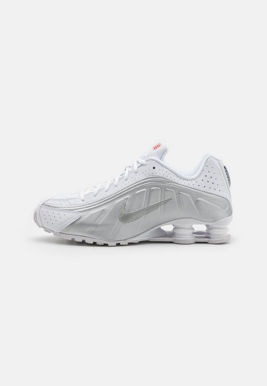 Кроссовки Nike Sportswear SHOX R4 UNISEX, White/Metallic Silver/White/Bright Crimson/White
Кроссовки Nike Sportswear SHOX R4 UNISEX, White/Metallic Silver/White/Bright Crimson/White