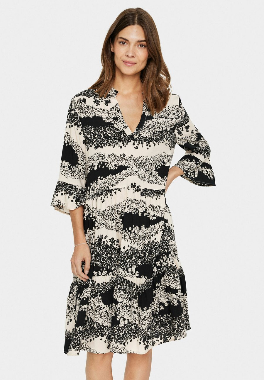 Платье Saint Tropez EDASZ, Black Wavy Flowers/Black
Платье Saint Tropez EDASZ, Black Wavy Flowers/Black