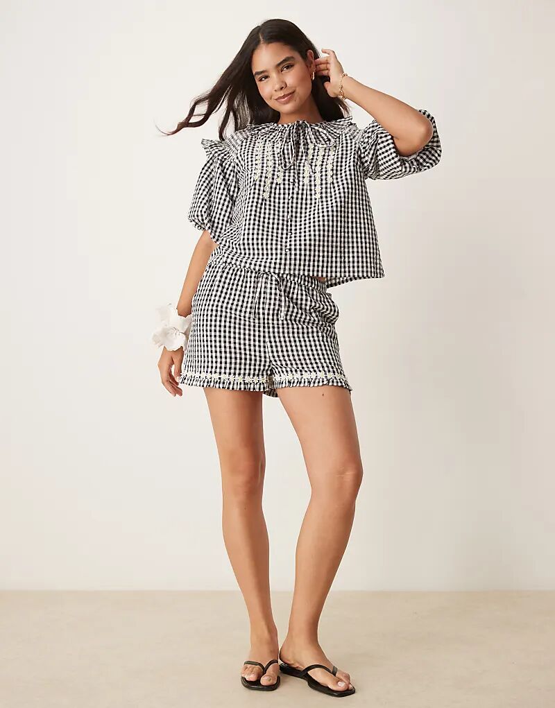 Короткие шорты в клетку Neon Rose с оборками по краю, черного цвета
Короткие шорты в клетку Neon Rose с оборками по краю, черного цвета