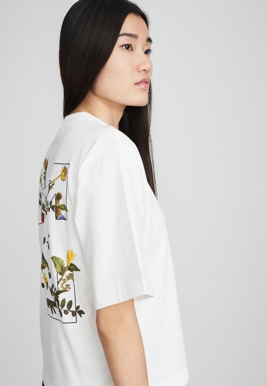 Футболка OFF-WHITE FLOWERS ARROW BOXY TEE, White/Black/White
Футболка OFF-WHITE FLOWERS ARROW BOXY TEE, White/Black/White