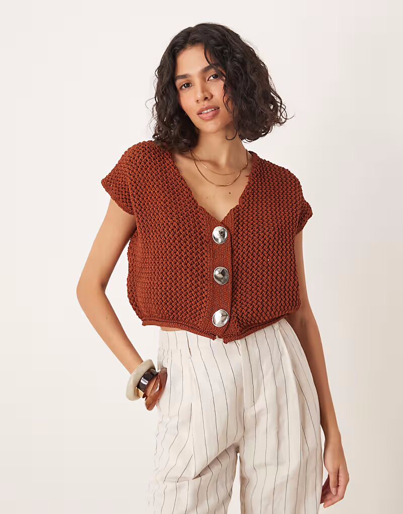 Майка ASOS DESIGN из трикотажного жилета с V-образным вырезом и золотыми пуговицами коричневого цвета
Майка ASOS DESIGN из трикотажного жилета с V-образным вырезом и золотыми пуговицами коричневого цвета