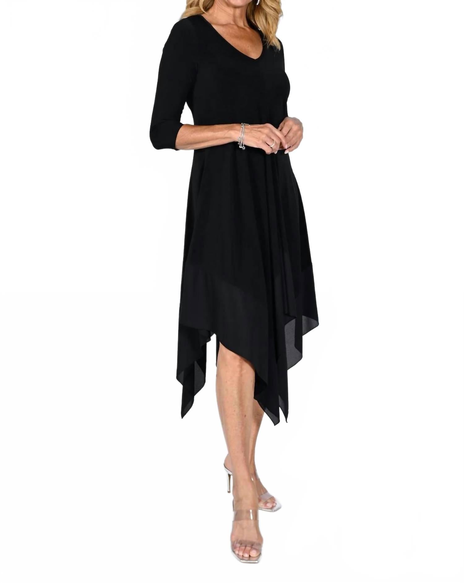 Черное платье с асимметричным подолом Frank Lyman
Черное платье с асимметричным подолом Frank Lyman