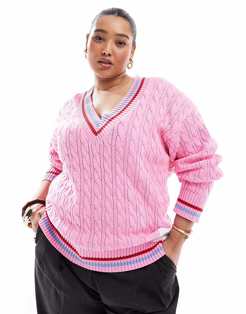 Эксклюзивный джемпер Renee Studio Plus с V-образным вырезом и вышитым логотипом в малиново-розовом цвете
Эксклюзивный джемпер Renee Studio Plus с V-образным вырезом и вышитым логотипом в малиново-розовом цвете