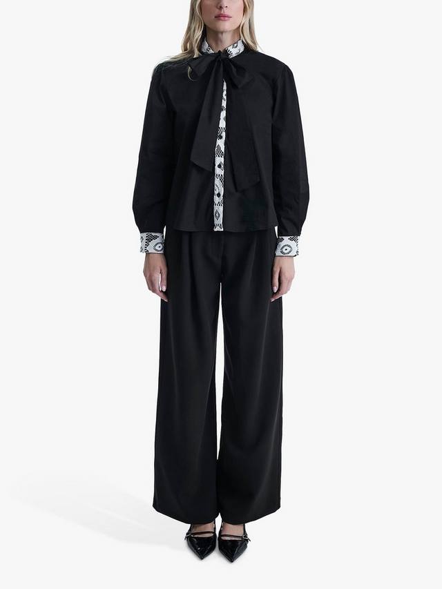 Рубашка с завязанным крючком воротником James Lakeland, черный
Рубашка с завязанным крючком воротником James Lakeland, черный