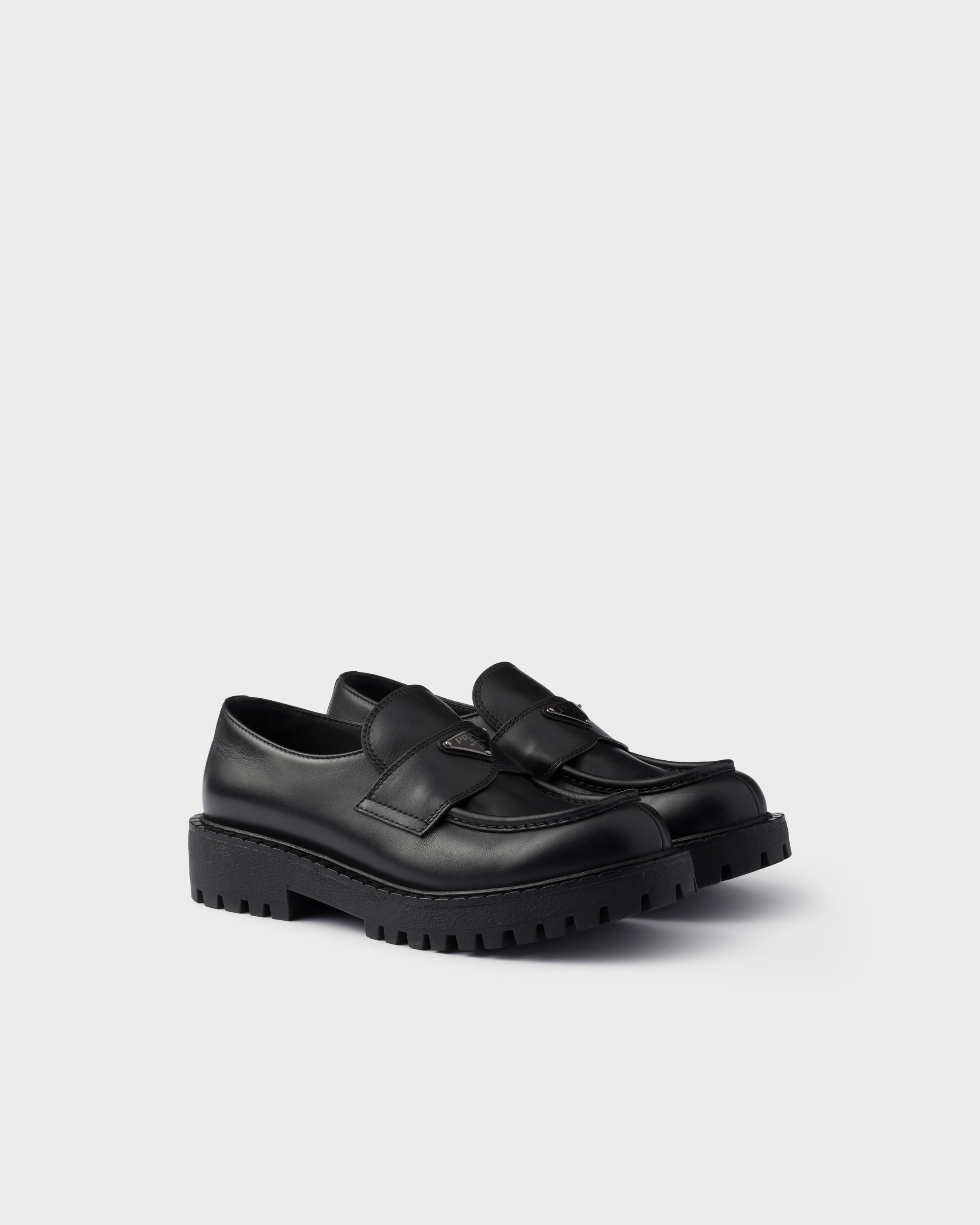 Лоферы из полированной кожи Prada, черный
Лоферы из полированной кожи Prada, черный
