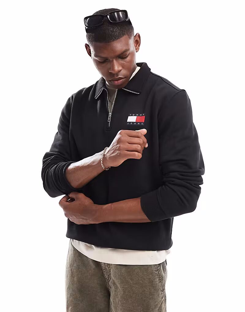 Толстовка с застежкой-молнией 1/4 черного цвета Tommy Jeans
Толстовка с застежкой-молнией 1/4 черного цвета Tommy Jeans