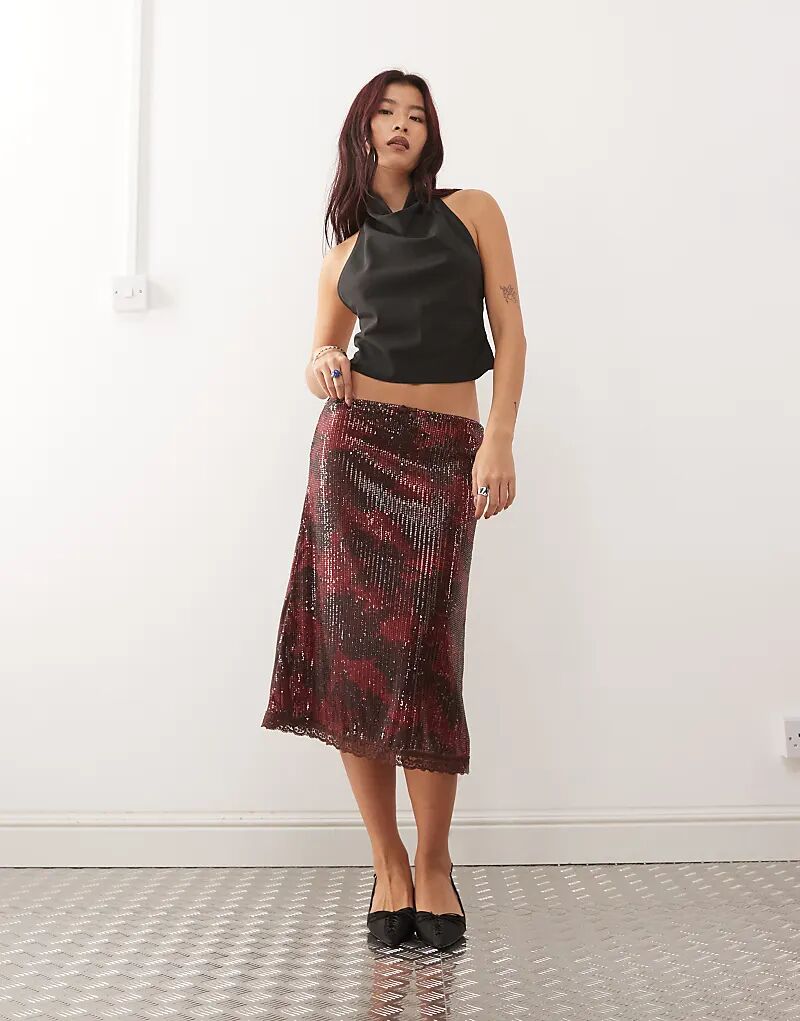 Юбка миди Reclaimed Vintage с пайетками, кружевным подолом и бордовым цветочным принтом
Юбка миди Reclaimed Vintage с пайетками, кружевным подолом и бордовым цветочным принтом