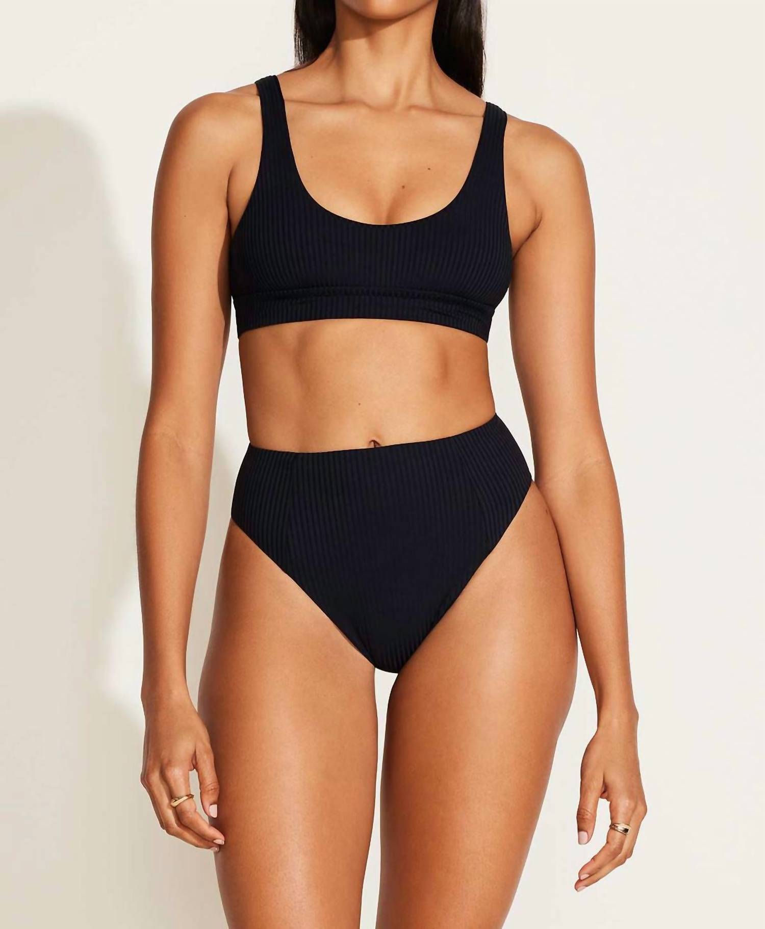 Плавки Sienna с высокой талией, черного цвета Vitamin A
Плавки Sienna с высокой талией, черного цвета Vitamin A