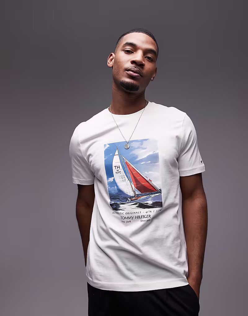 Футболка Tommy Hilfiger с принтом парусного спорта в кремово-белом цвете
Футболка Tommy Hilfiger с принтом парусного спорта в кремово-белом цвете