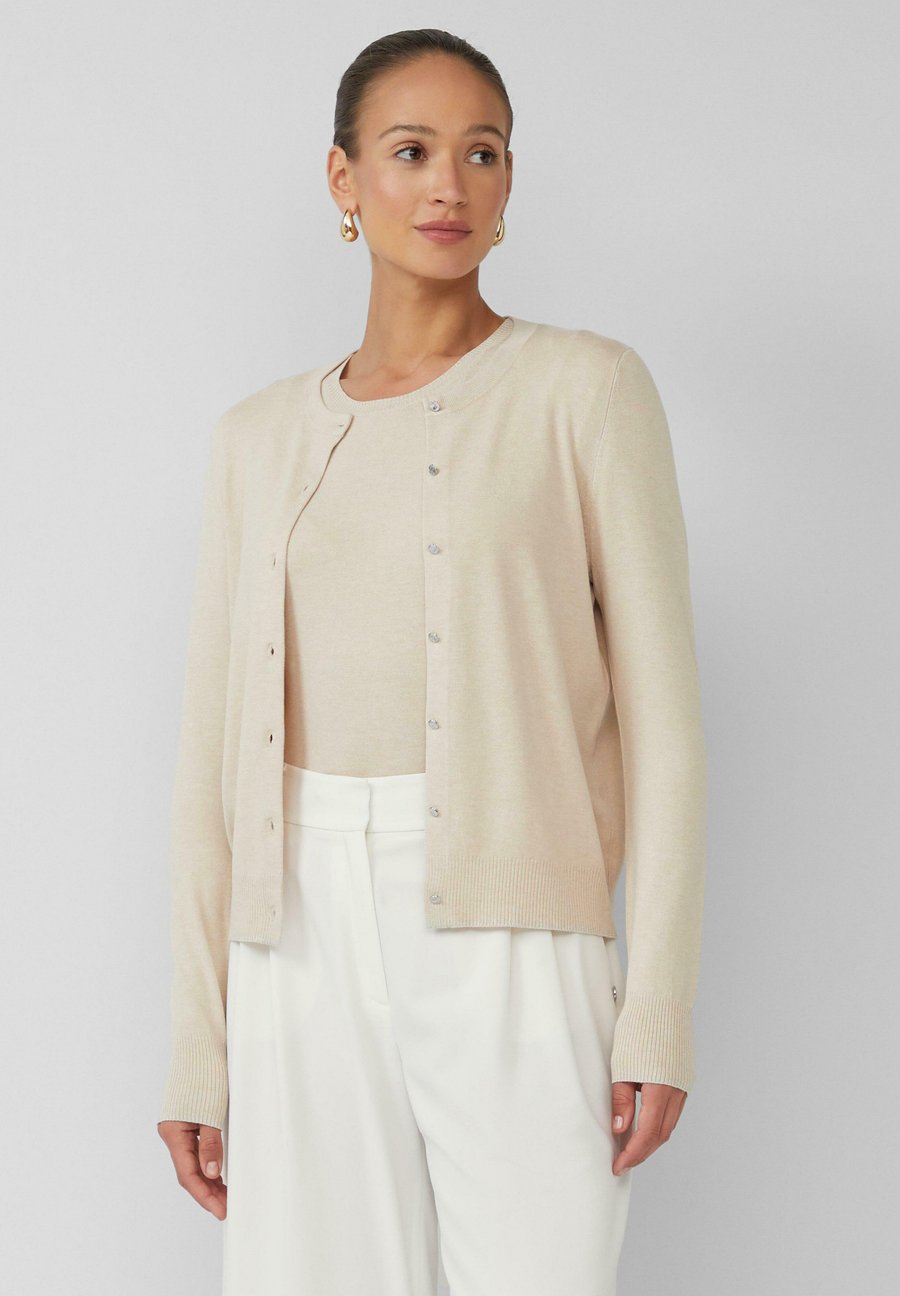 Кардиган s.Oliver BLACK LABEL MIT GLITZER, Beige/Mottled Beige
Кардиган s.Oliver BLACK LABEL MIT GLITZER, Beige/Mottled Beige