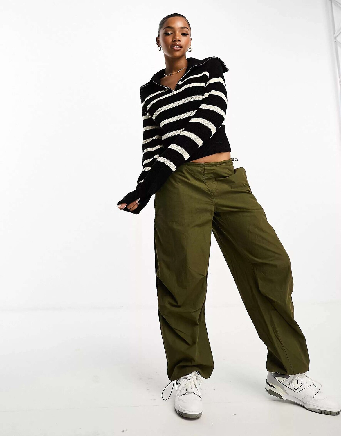 Вязаный свитер Monki с высоким воротником на молнии в черно-белую полоску
Вязаный свитер Monki с высоким воротником на молнии в черно-белую полоску