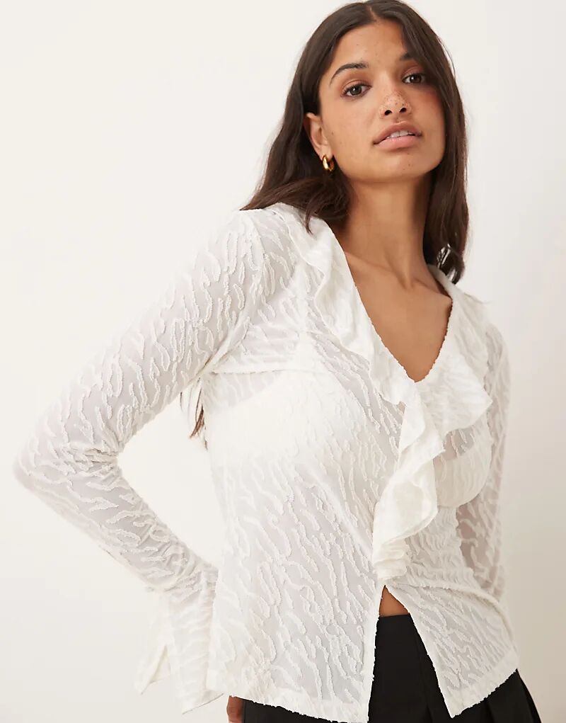 Топ Vila с оборкой и широкими манжетами белого цвета
Топ Vila с оборкой и широкими манжетами белого цвета