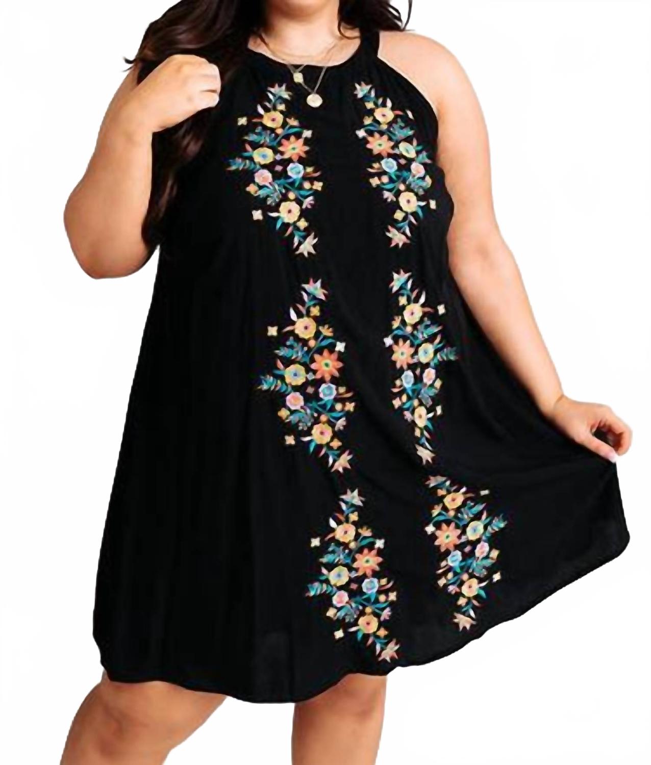 Черное платье-трапеция плюс с вышивкой Savannah Jane
Черное платье-трапеция плюс с вышивкой Savannah Jane