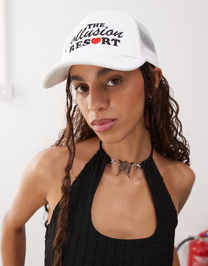 Кепка COLLUSION с вышивкой в виде курортной новинки в кремово-белом цвете
Кепка COLLUSION с вышивкой в виде курортной новинки в кремово-белом цвете