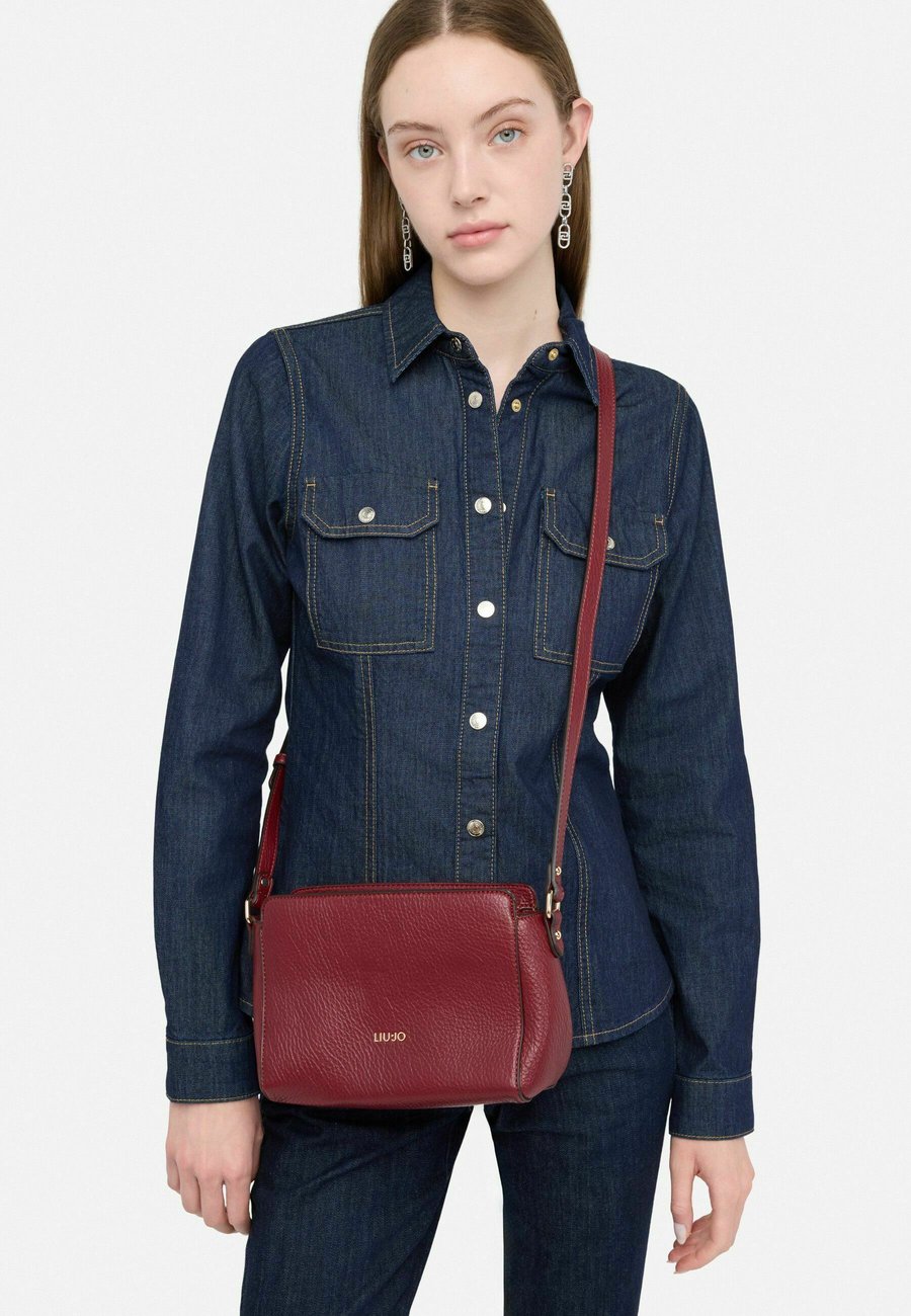 Сумка кросс-боди LIU JO SMALL, Bordeaux
Сумка кросс-боди LIU JO SMALL, Bordeaux