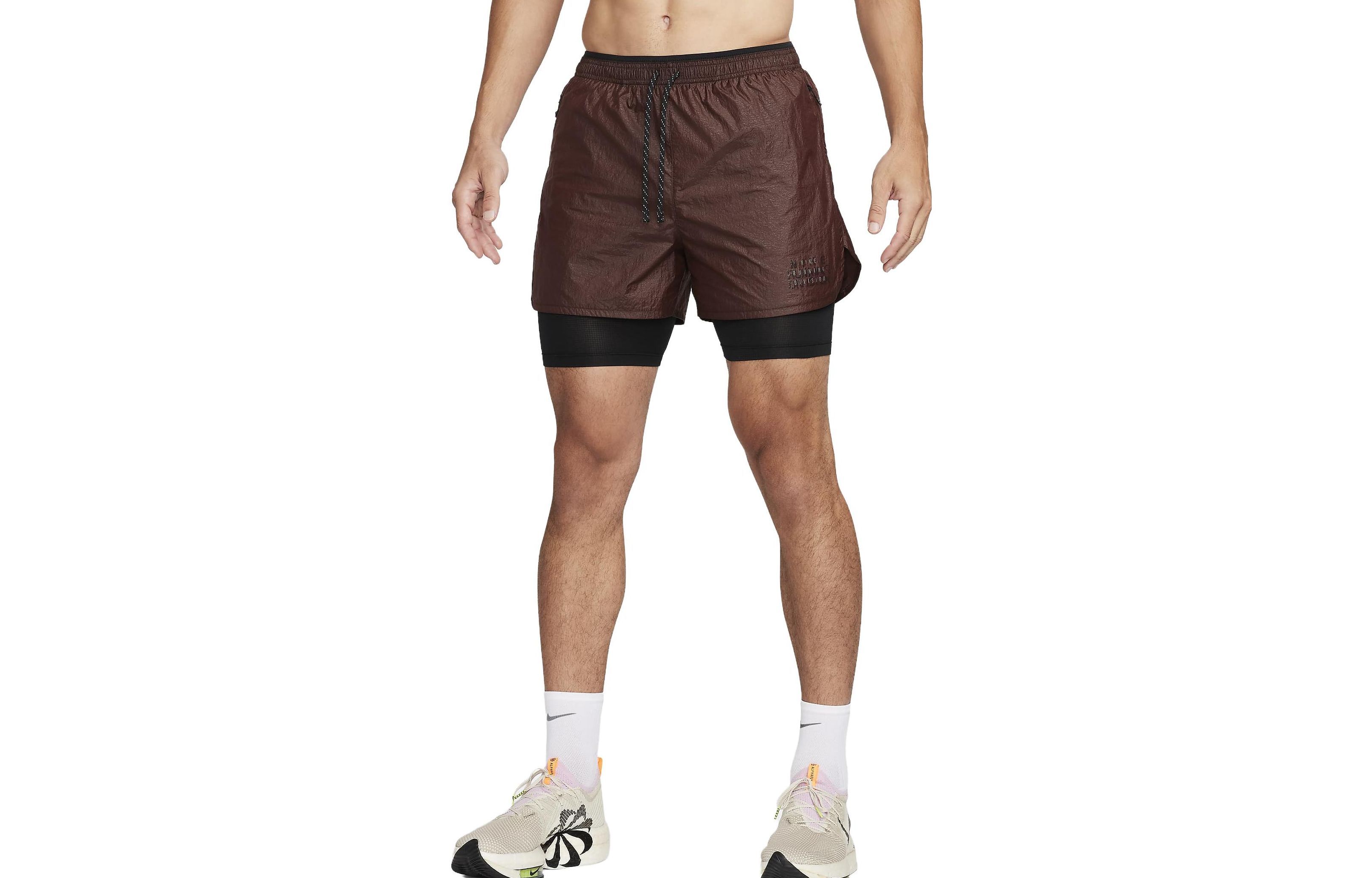 Мужские спортивные шорты Nike в землистых тонах
Мужские спортивные шорты Nike в землистых тонах