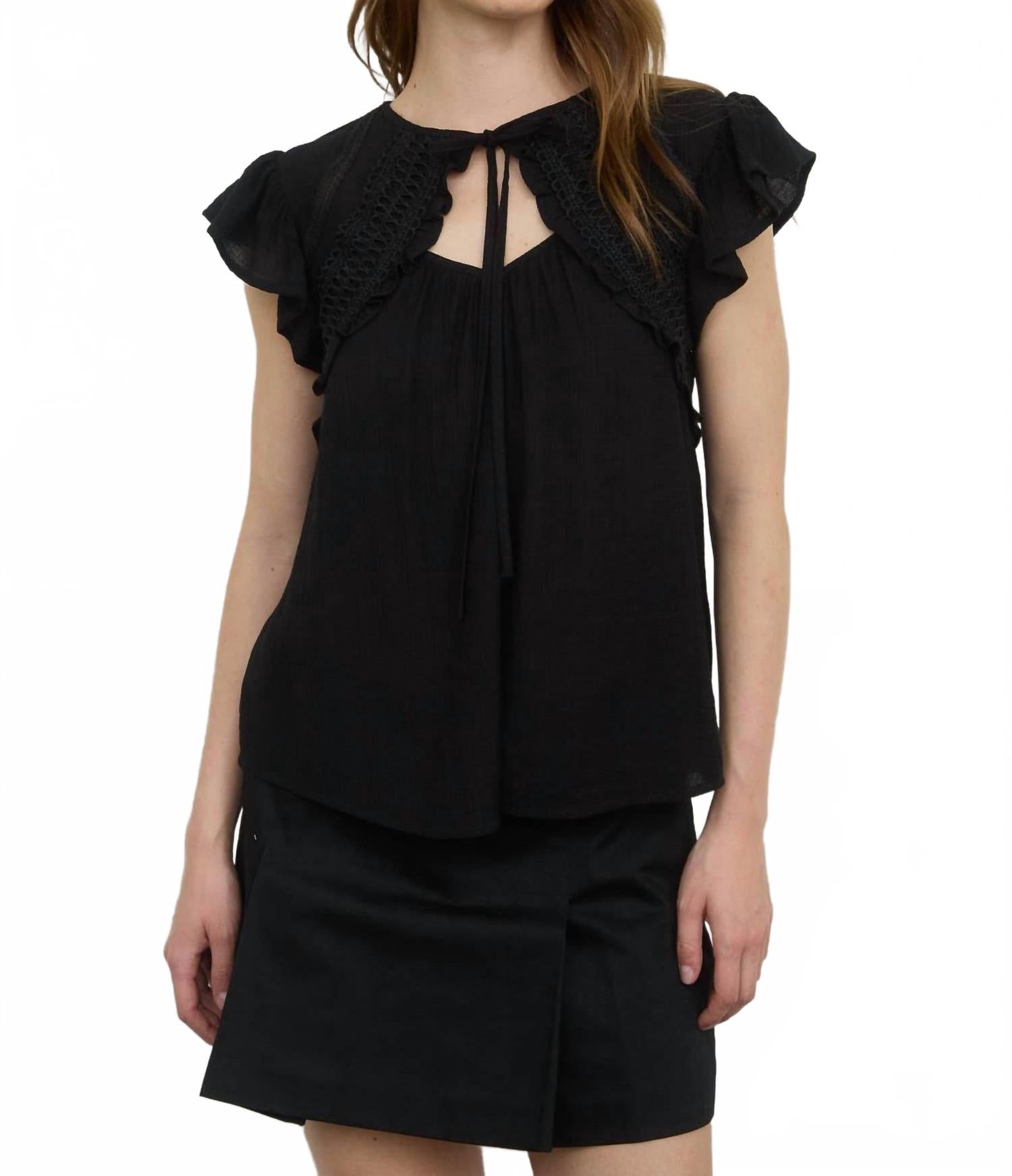 Женский топ с вырезом-замочной скважиной, короткими рукавами и кружевной отделкой, черный цвет Blu Pepper
Женский топ с вырезом-замочной скважиной, короткими рукавами и кружевной отделкой, черный цвет Blu Pepper