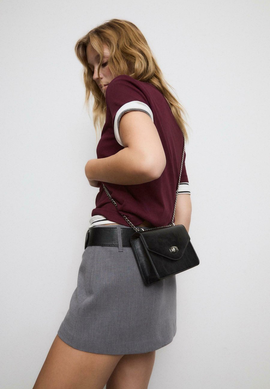 Сумка кросс-боди Stradivarius Cross body bag, Black
Сумка кросс-боди Stradivarius Cross body bag, Black