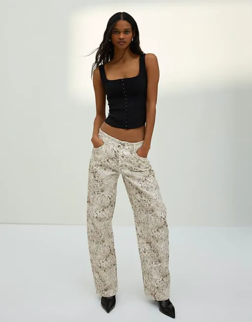 Бежевые мешковатые джинсы с фактурным принтом Bershka с низкой посадкой
Бежевые мешковатые джинсы с фактурным принтом Bershka с низкой посадкой