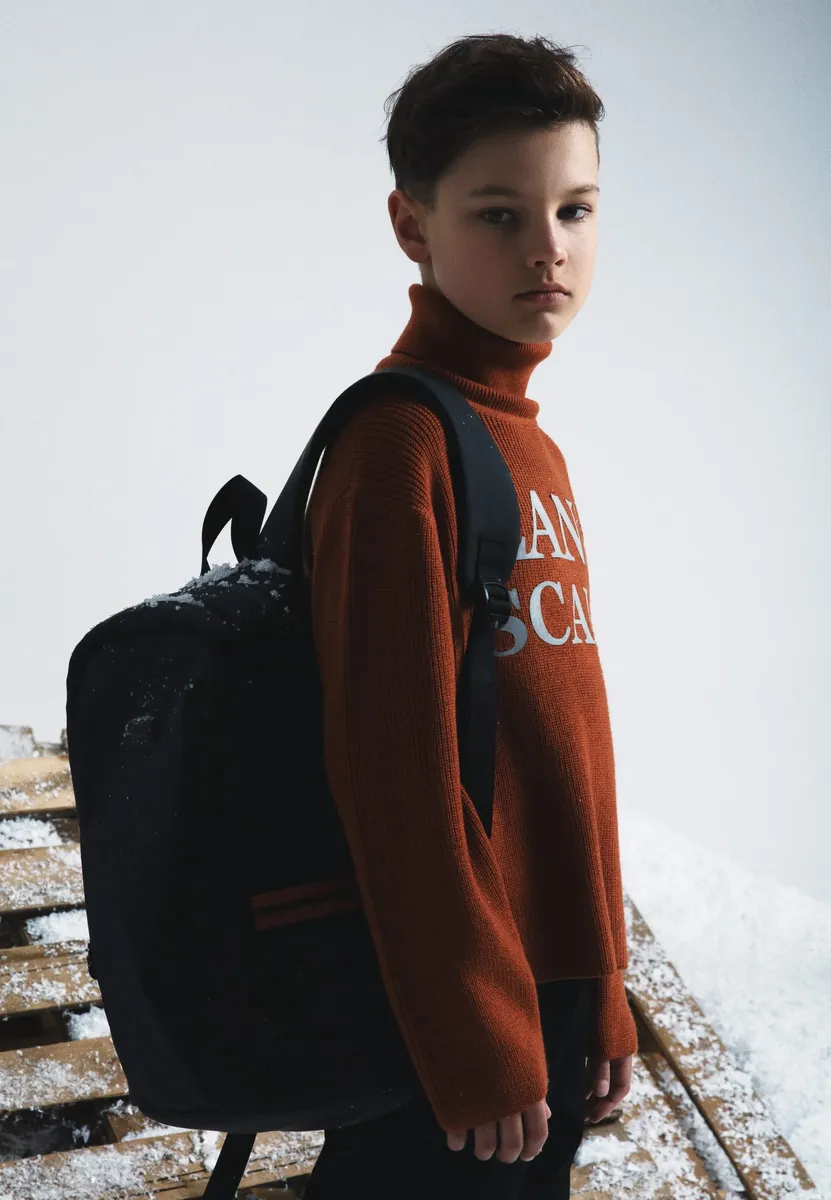 Свитер с высоким воротником Gulliver и рукописными принтами, коричневый
Свитер с высоким воротником Gulliver и рукописными принтами, коричневый