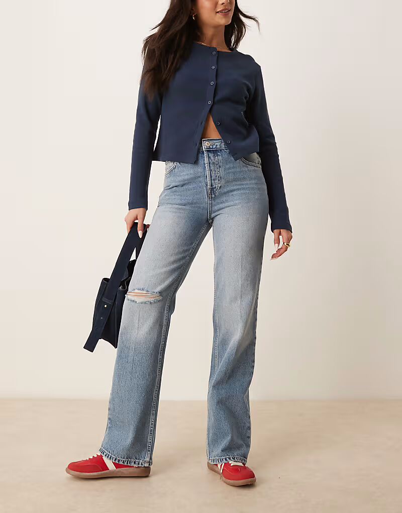 Джинсы Free People Holly Bootcut с потертостями на коленях в цвете Cambridge Blue
Джинсы Free People Holly Bootcut с потертостями на коленях в цвете Cambridge Blue