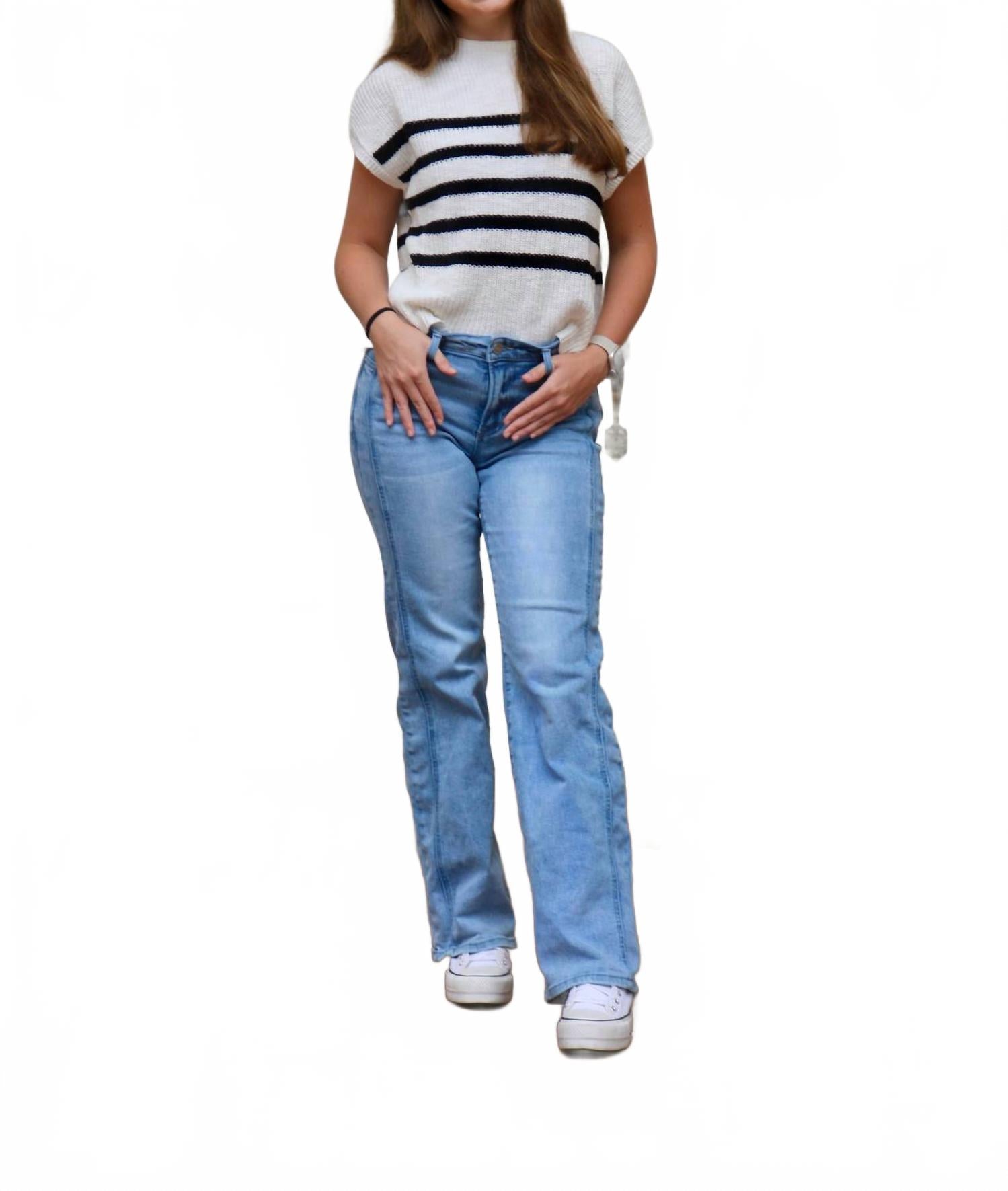 Классические прямые джинсы Kelly с посадкой до середины бедра в синем цвете RISEN
Классические прямые джинсы Kelly с посадкой до середины бедра в синем цвете RISEN